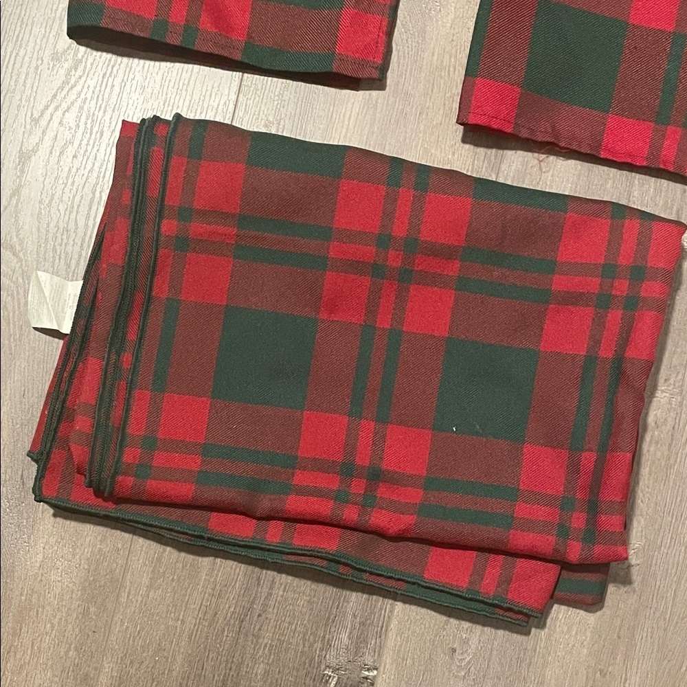 Christmas Holidays Plaid Red and Green tablecloth and Napkins Set of 8 - Picture 2 of 3